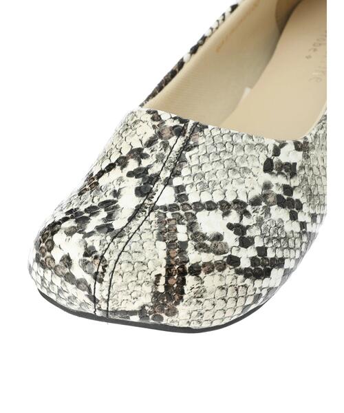 Green Parks(グリーンパークス)の「【WEB限定サイズあり】オブリークトゥーフラットシューズ*(パンプス・レディース・アイボリー/パイソン・S/M/L/XL/XS)」の10枚目の写真