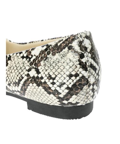 Green Parks(グリーンパークス)の「【WEB限定サイズあり】オブリークトゥーフラットシューズ*(パンプス・レディース・アイボリー/パイソン・S/M/L/XL/XS)」の11枚目の写真