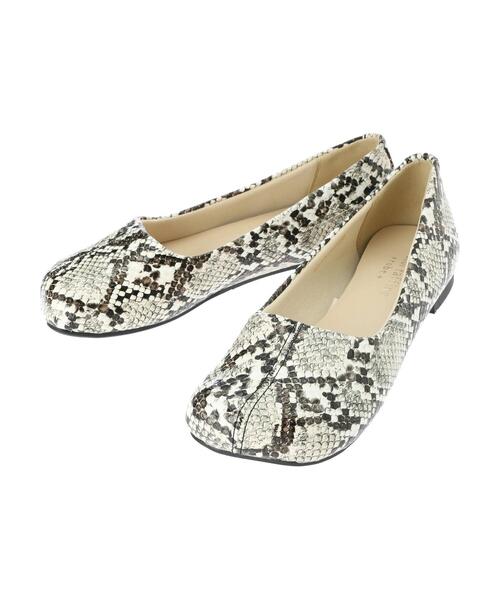 Green Parks(グリーンパークス)の「【WEB限定サイズあり】オブリークトゥーフラットシューズ*(パンプス・レディース・アイボリー/パイソン・S/M/L/XL/XS)」の14枚目の写真