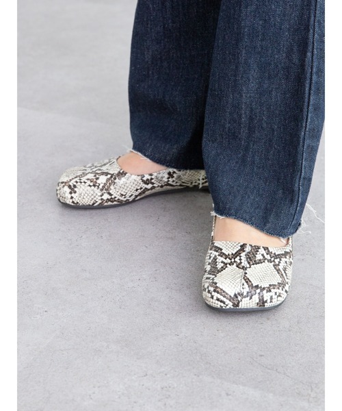 Green Parks(グリーンパークス)の「【WEB限定サイズあり】オブリークトゥーフラットシューズ*(パンプス・レディース・アイボリー/パイソン・S/M/L/XL/XS)」の2枚目の写真