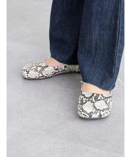 Green Parks(グリーンパークス)の「【WEB限定サイズあり】オブリークトゥーフラットシューズ*(パンプス・レディース・アイボリー/パイソン・S/M/L/XL/XS)」の4枚目の写真