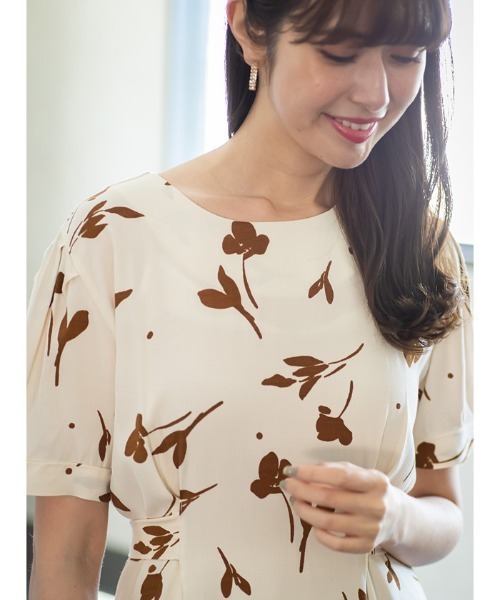 Cookie Chocolate（クッキーチョコレート）の「花柄ウエストリボンタックワンピース（ワンピース・レディース・ベージュ/カーキ・M）」の7枚目の写真