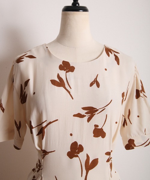 Cookie Chocolate（クッキーチョコレート）の「花柄ウエストリボンタックワンピース（ワンピース・レディース・ベージュ/カーキ・M）」の6枚目の写真