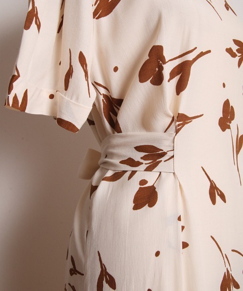 Cookie Chocolate（クッキーチョコレート）の「花柄ウエストリボンタックワンピース（ワンピース・レディース・ベージュ/カーキ・M）」の11枚目の写真