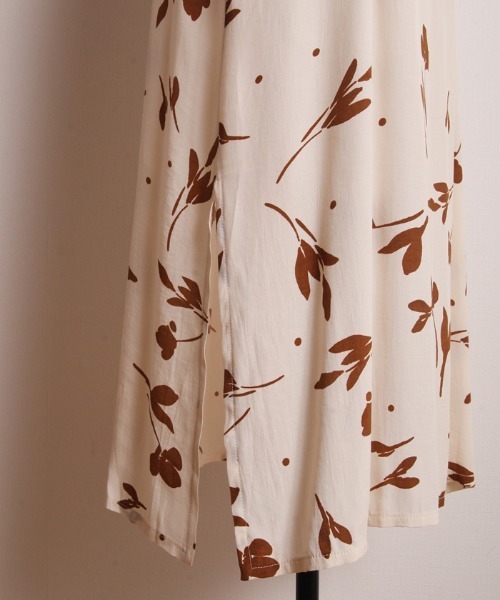 Cookie Chocolate（クッキーチョコレート）の「花柄ウエストリボンタックワンピース（ワンピース・レディース・ベージュ/カーキ・M）」の4枚目の写真