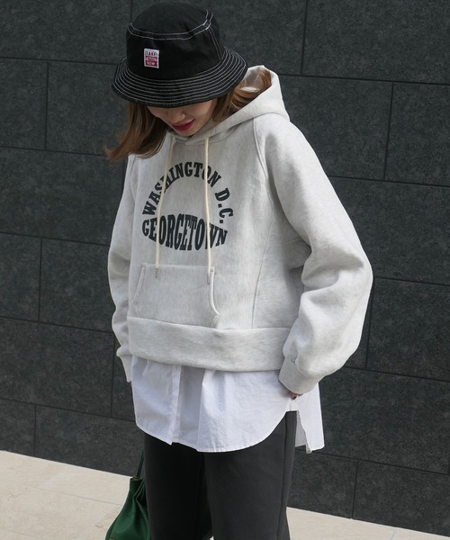 CORNERS（コーナーズ）の「裏起毛カレッジロゴショートパーカー（パーカー・レディース・杢グレー/スミクロ/オートミール/グレイッシュベージュ/グリーン・M/L）」の4枚目の写真