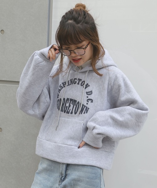 CORNERS（コーナーズ）の「裏起毛カレッジロゴショートパーカー（パーカー・レディース・杢グレー/スミクロ/オートミール/グレイッシュベージュ/グリーン・M/L）」の3枚目の写真