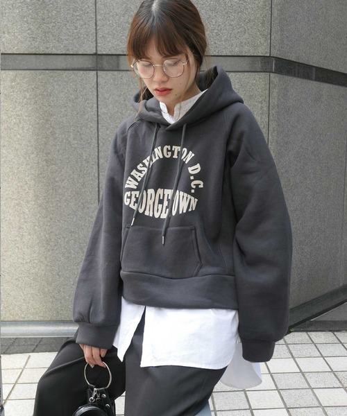 CORNERS（コーナーズ）の「裏起毛カレッジロゴショートパーカー（パーカー・レディース・杢グレー/スミクロ/オートミール/グレイッシュベージュ/グリーン・M/L）」の2枚目の写真