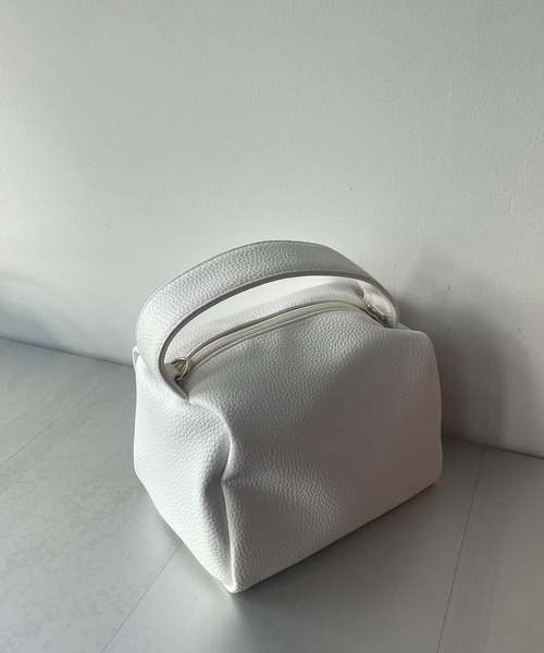 AS KNOW AS plus（アズノゥアズプラス）の「ぽすりとポーチバッグ（ショルダーバッグ・レディース・ブラック/オレンジ/グリーン/アイボリー・FREE）」の2枚目の写真