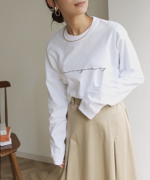 HER CLOSET(ハークローゼット)の「【shemoshelly】WEB限定シンプルプリントロゴロンT(Tシャツ/カットソー・レディース・ホワイト/ブラック・S/M/L)」の3枚目の写真