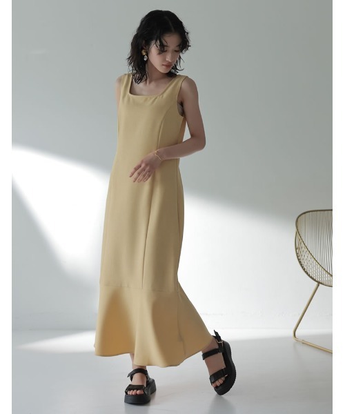 ストレッチツイルぺプラムヘムノースリーブワンピース