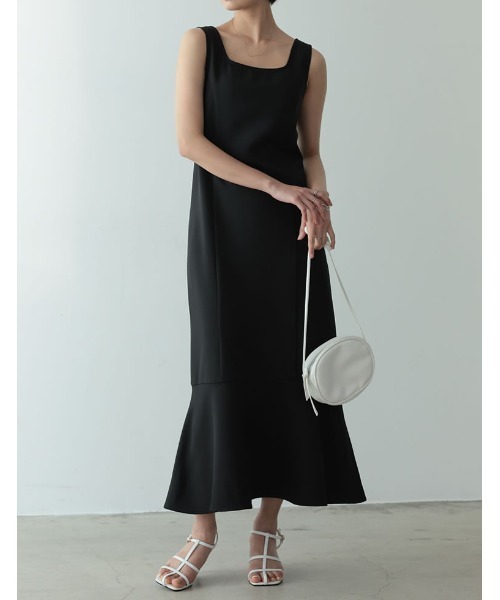 ストレッチツイルぺプラムヘムノースリーブワンピース