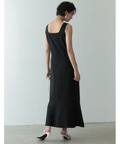 ストレッチツイルぺプラムヘムノースリーブワンピース