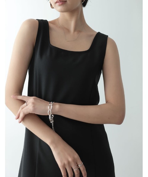 ストレッチツイルぺプラムヘムノースリーブワンピース