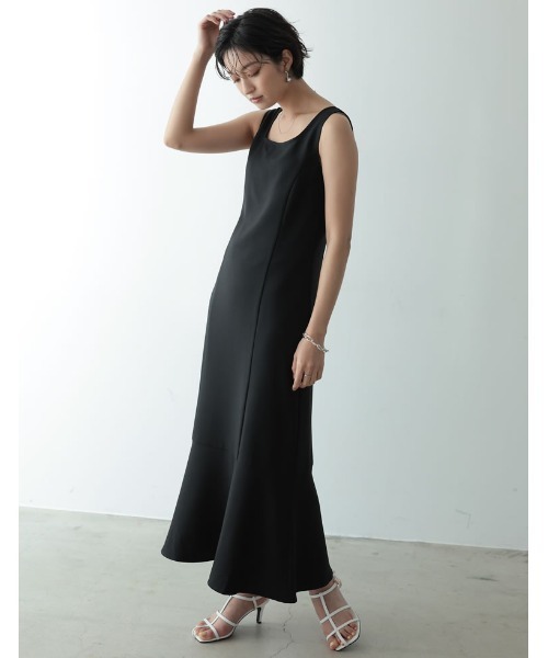 ストレッチツイルぺプラムヘムノースリーブワンピース