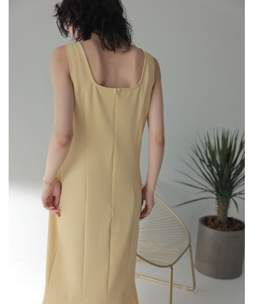 ストレッチツイルぺプラムヘムノースリーブワンピース