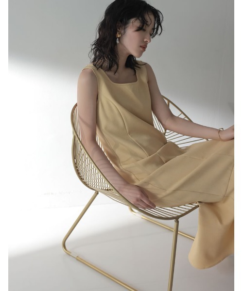 ストレッチツイルぺプラムヘムノースリーブワンピース