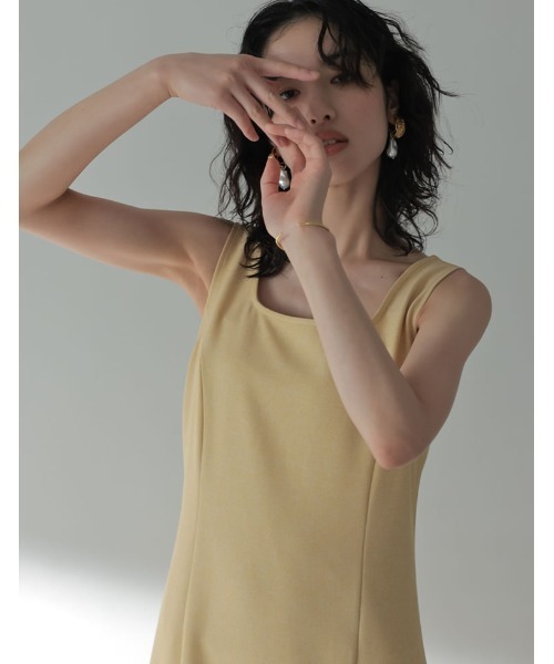 ストレッチツイルぺプラムヘムノースリーブワンピース