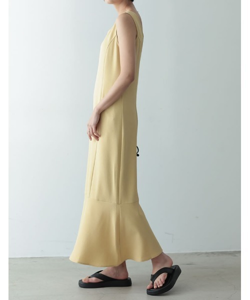 ストレッチツイルぺプラムヘムノースリーブワンピース