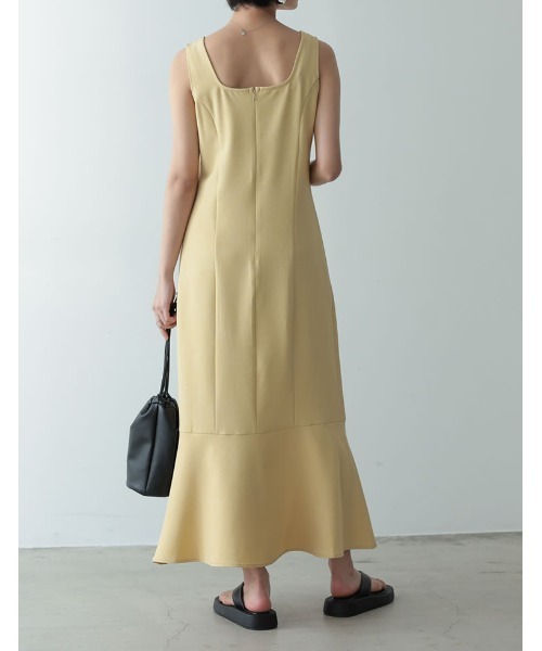 ストレッチツイルぺプラムヘムノースリーブワンピース