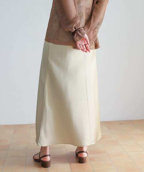 サテンフレアロングスカート