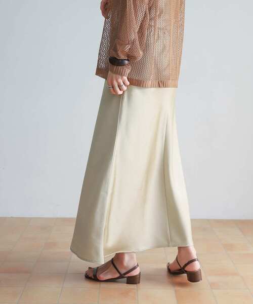 サテンフレアロングスカート