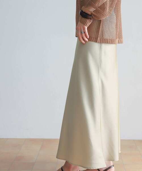 サテンフレアロングスカート