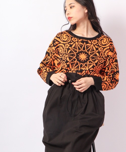 TRANOI（トラノイ）の「TRANOI 総柄ニット（ニット/セーター・レディース・オレンジ/グリーン・FREE）」の2枚目の写真