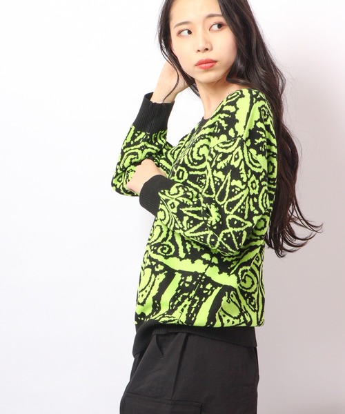 TRANOI（トラノイ）の「TRANOI 総柄ニット（ニット/セーター・レディース・オレンジ/グリーン・FREE）」の5枚目の写真