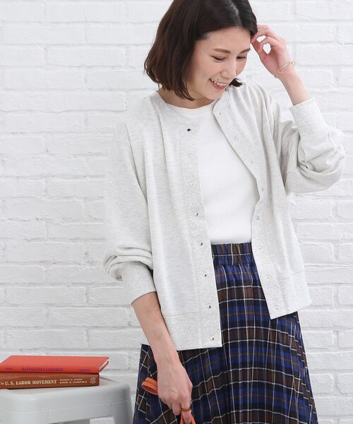 SHOO・LA・RUE(シューラルー)の「◆裏毛ドット釦カーディガン(カーディガン/ボレロ・レディース・ライトグレー/ブラック/グリーン/キャメル/ピンク系その他/パープル系・02/03/04)」の3枚目の写真