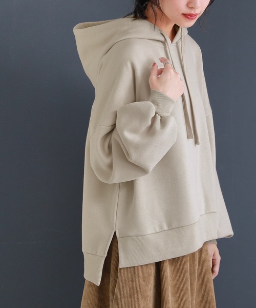 osharewalker（オシャレウォーカー）の「『裏起毛ボリューム袖パーカー』（パーカー・レディース・ボルドー/ダークグレー/グレイッシュベージュ/パープル/ブルーグリーン/ブラック・FREE）」の3枚目の写真