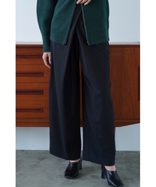 CLANE(クラネ)の「CROSS TUCK WIDE PANTS(その他パンツ・レディース・ベージュ/ブラック/オレンジ・1/2/0)」の2枚目の写真