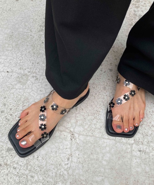 Casselini（キャセリーニ）の「Casselini(キャセリーニ)フラワーモチーフサンダル（サンダル・レディース・ブラック/ホワイト/シルバー・23.5cm/24.5cm/23cm/24cm）」の2枚目の写真