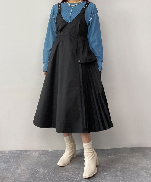 179/WG（イチナナキュウダブルジー）の「アシメプリーツジャンパースカート（ジャンパースカート・レディース・オフホワイト/ブルー/ブラック・MEDIUM）」の2枚目の写真