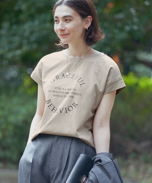 BAYFLOW(ベイフロー)の「アソートロゴT 23SS(Tシャツ/カットソー・レディース・グレイッシュベージュ/ブラック/オフホワイト/フューシャピンク/イエロー/ライトグリーン・SMALL/MEDIUM)」の4枚目の写真