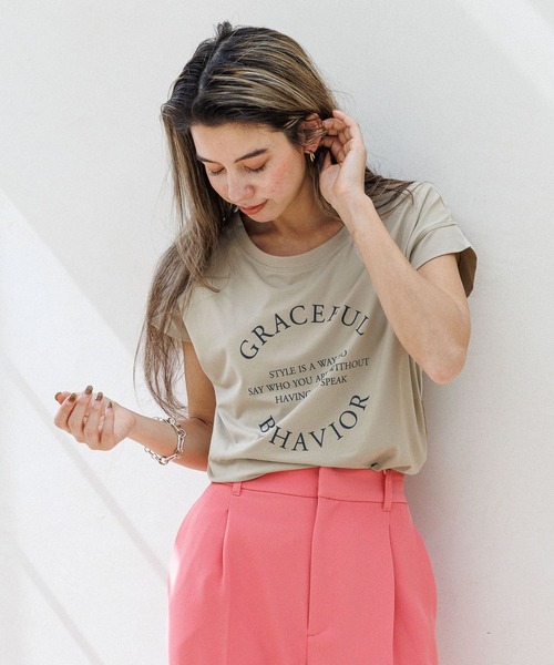 BAYFLOW(ベイフロー)の「アソートロゴT 23SS(Tシャツ/カットソー・レディース・グレイッシュベージュ/ブラック/オフホワイト/フューシャピンク/イエロー/ライトグリーン・SMALL/MEDIUM)」の8枚目の写真