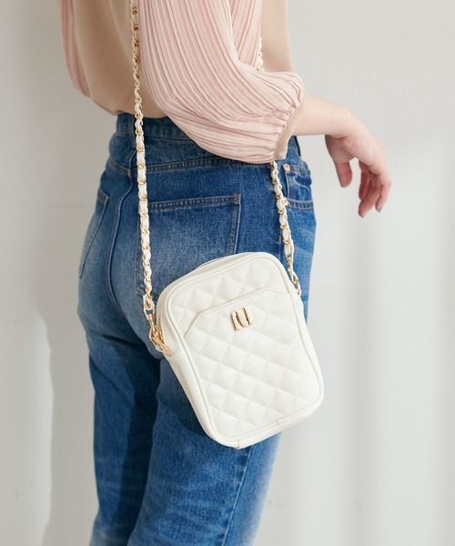 natural couture（ナチュラルクチュール）の「N金具付きキルティングバッグ（ショルダーバッグ・レディース・ブラック/アイボリー/ベージュ・FREE）」の6枚目の写真