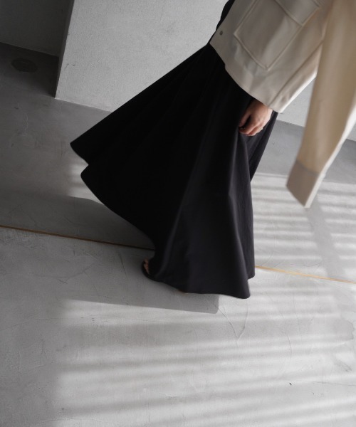 CEL ANSWER（シーイーエルアンサー）の「ナイロンフレアロングスカート（スカート・レディース・ホワイト/ブラック/ネイビー・FREE）」の5枚目の写真