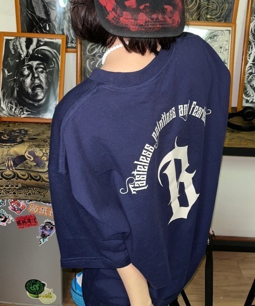 Vipoa(ヴィポア)の「オールドイングリッシュオーバーサイズTシャツ(Tシャツ/カットソー・レディース・ホワイト/ネイビー・FREE)」の3枚目の写真