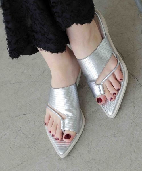 JEANASIS（ジーナシス）の「アシメトングフラットサンダル/198264（サンダル・レディース・ブラック/シルバー・MEDIUM/LARGE）」の2枚目の写真