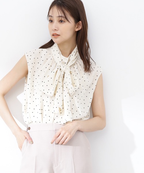 N.(N. Natural Beauty Basic)(エヌエヌナチュラルビューティーベーシック)の「◆ビッグボウタイノースリーブブラウス(シャツ/ブラウス・レディース・ブラック/ブルー/オフホワイト/ドット・MEDIUM)」の4枚目の写真