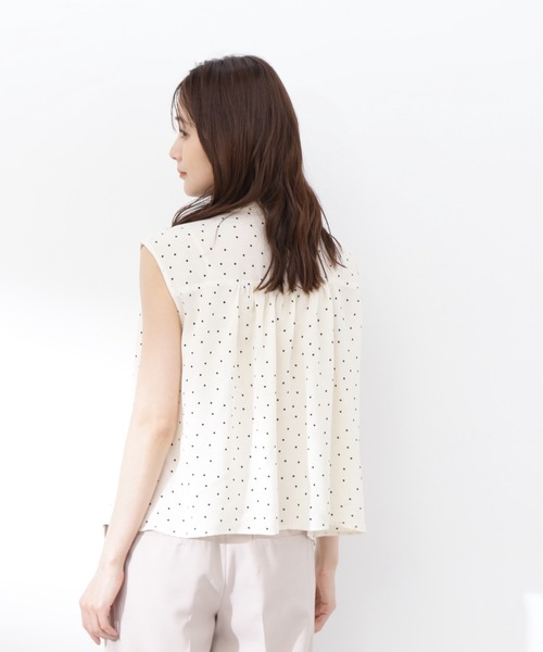 N.(N. Natural Beauty Basic)(エヌエヌナチュラルビューティーベーシック)の「◆ビッグボウタイノースリーブブラウス(シャツ/ブラウス・レディース・ブラック/ブルー/オフホワイト/ドット・MEDIUM)」の12枚目の写真