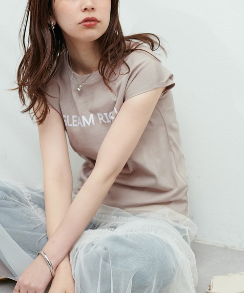 natural couture(ナチュラルクチュール)の「フレンチスリーブロゴT(キャミソール・レディース・グリーン/ライトベージュ/ブラック/オフホワイト・FREE)」の3枚目の写真
