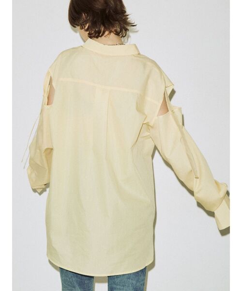 jouetie（ジュエティ）の「スリットスリーブルーズシャツ（シャツ/ブラウス・レディース・ブルー/オフホワイト/ピンク/イエロー・MEDIUM）」の5枚目の写真