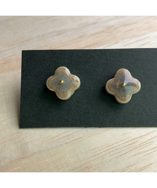 tone(トーン)の「【BLACKA】タイルピアス(MA)(ピアス(両耳用)・レディース・グレイッシュベージュ/モカ/ブラウン/レッド/ネイビー/イエロー/ホワイト/その他/ブルー/ピンク/スカイブルー/グレー系その他/イエロー系その他/グリーン系その他/パープル/マスタード/キャメル/グリーン/アクア/オフホワイト/グレー/ブラック/クリーム/カーキ/ブルー系その他/オレンジ/その他2・FREE)」の5枚目の写真