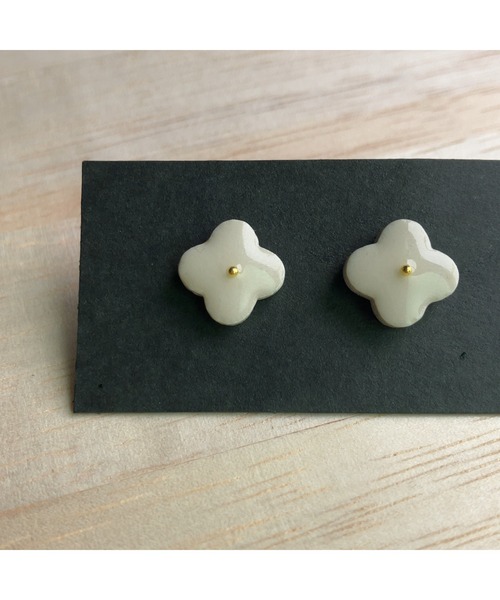 tone(トーン)の「【BLACKA】タイルピアス(MA)(ピアス(両耳用)・レディース・グレイッシュベージュ/モカ/ブラウン/レッド/ネイビー/イエロー/ホワイト/その他/ブルー/ピンク/スカイブルー/グレー系その他/イエロー系その他/グリーン系その他/パープル/マスタード/キャメル/グリーン/アクア/オフホワイト/グレー/ブラック/クリーム/カーキ/ブルー系その他/オレンジ/その他2・FREE)」の3枚目の写真