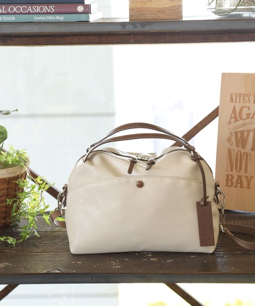 BAYFLOW(ベイフロー)の「7ポケットフェイクレザーボストン(ボストンバッグ・レディース・アイボリー/ブラック/ベージュ/オレンジ・FREE)」の4枚目の写真