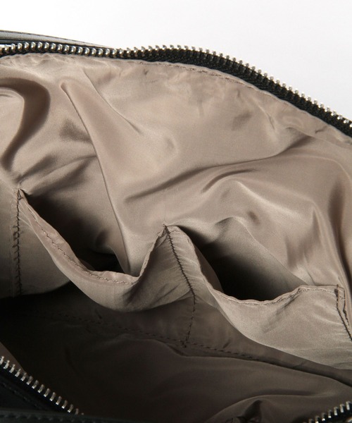 BAYFLOW(ベイフロー)の「7ポケットフェイクレザーボストン(ボストンバッグ・レディース・アイボリー/ブラック/ベージュ/オレンジ・FREE)」の10枚目の写真