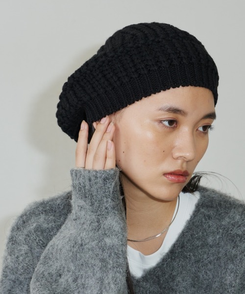 Auntie Rosa Holiday(アンティローザホリデー)の「片畔ニットベレー帽(ハンチング/ベレー帽・レディース・ブラック/グレー・FREE)」の4枚目の写真