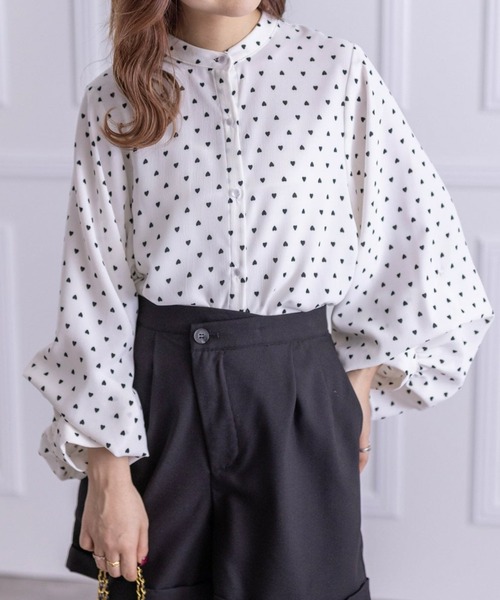 clear（クリア）の「無地柄アソートマルチWAYボリュームスリーブブラウス[オフィスカジュアル 着回し抜群 大人 カジュアル]≪2024AW≫（シャツ/ブラウス・レディース・ホワイト系その他/ブラック系その他/オフホワイト/ピンク/ベージュ/ブラック/ホワイト系その他3/ブルー系その他/グレー/ホワイト系その他2/ライトピンク/ブラック系その他2・F）」の4枚目の写真